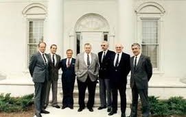 Reunión frente al edificio ILCI en 1989