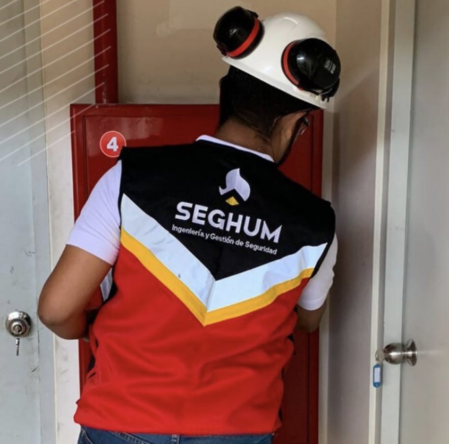 Técnico de SEGHUM inspeccionando un gabinete contraincendios